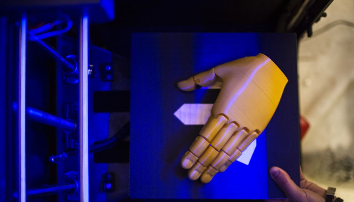 działanie drukarek 3D, dłoń robota wydrukowana na drukarce 3D